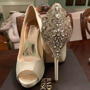 $245 Badgley Mischka Kiara Peep Toe Ivory Satin